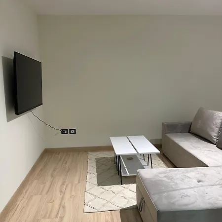 White Apartment, In The Center Of * 地拉那